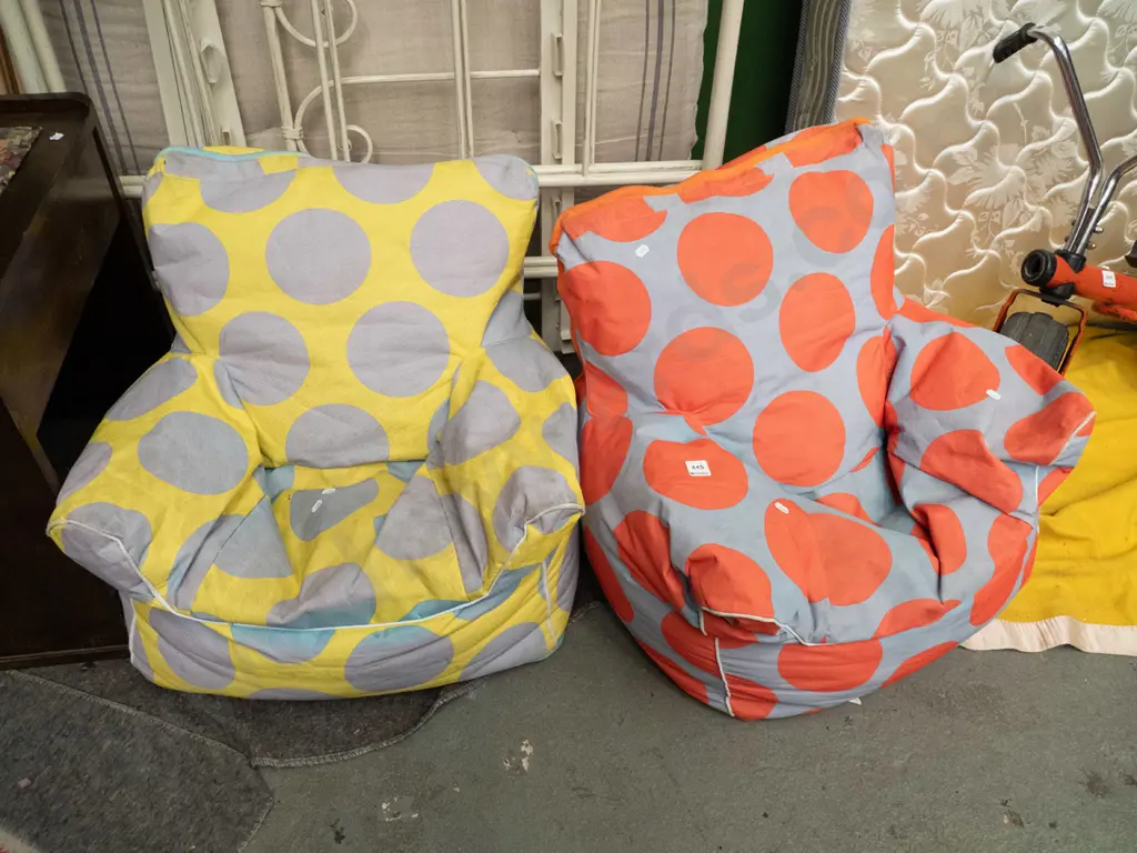 2 children's outdoor seats - needing a clean Image 1++