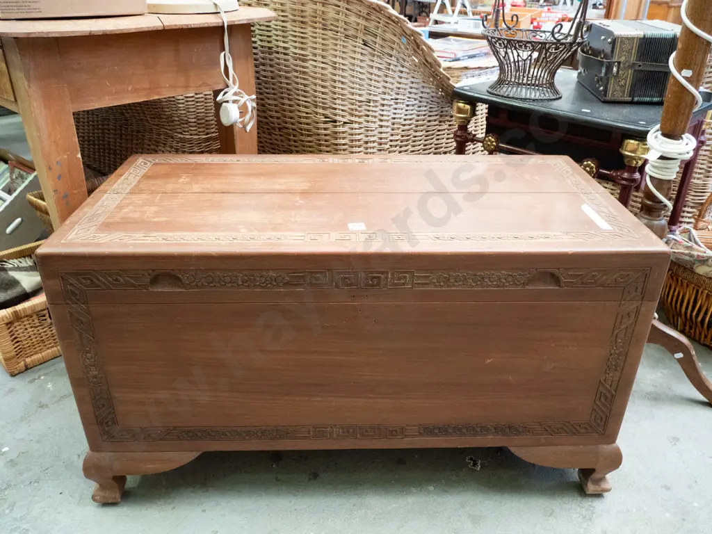 camphorwood blanket box - crack to top, varnish needs attention Image 1++