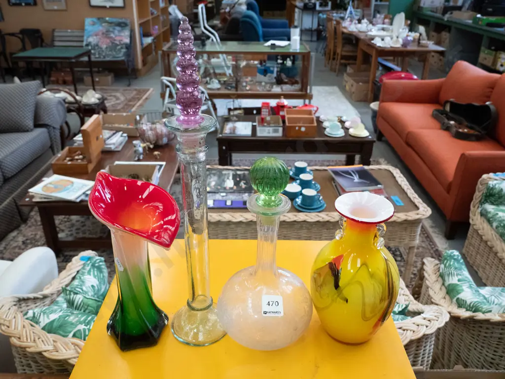 2 art glass vases and 2 stoppered bottles Image 1++