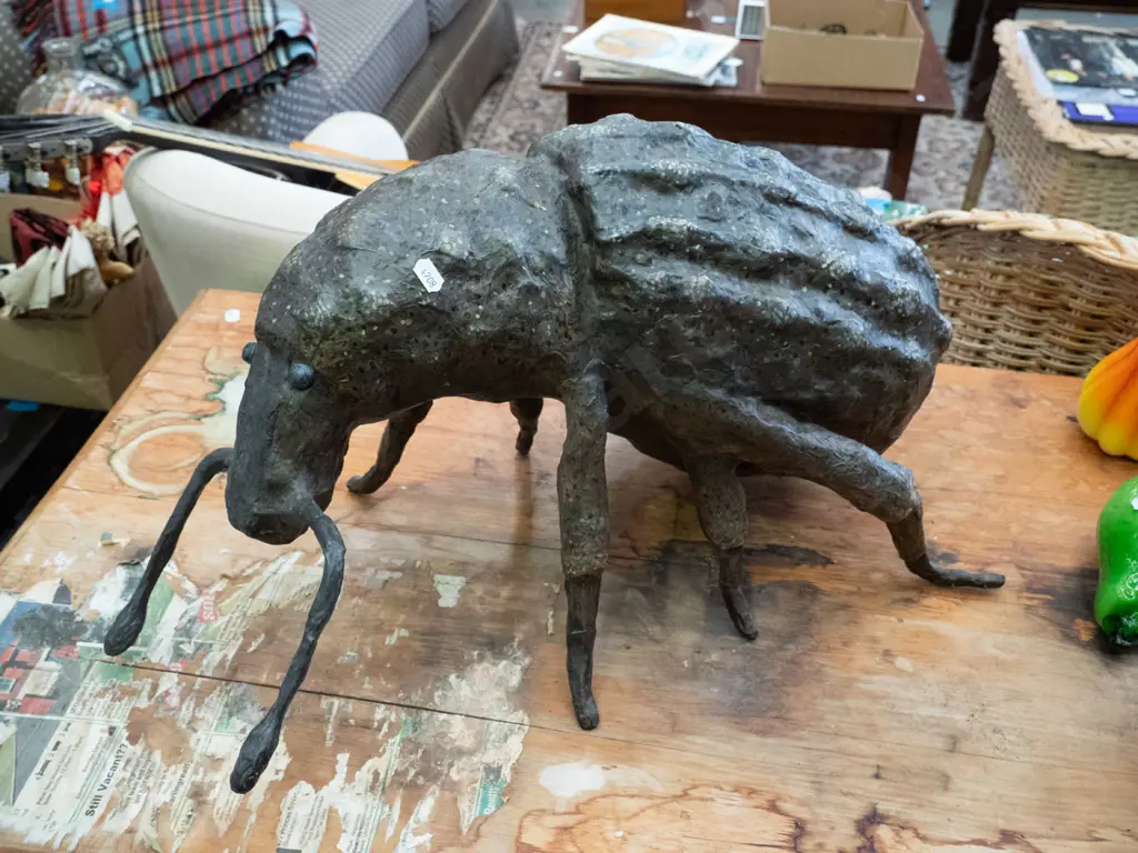 large papier mache ornamental weevil H-290 L-580 Image 1++