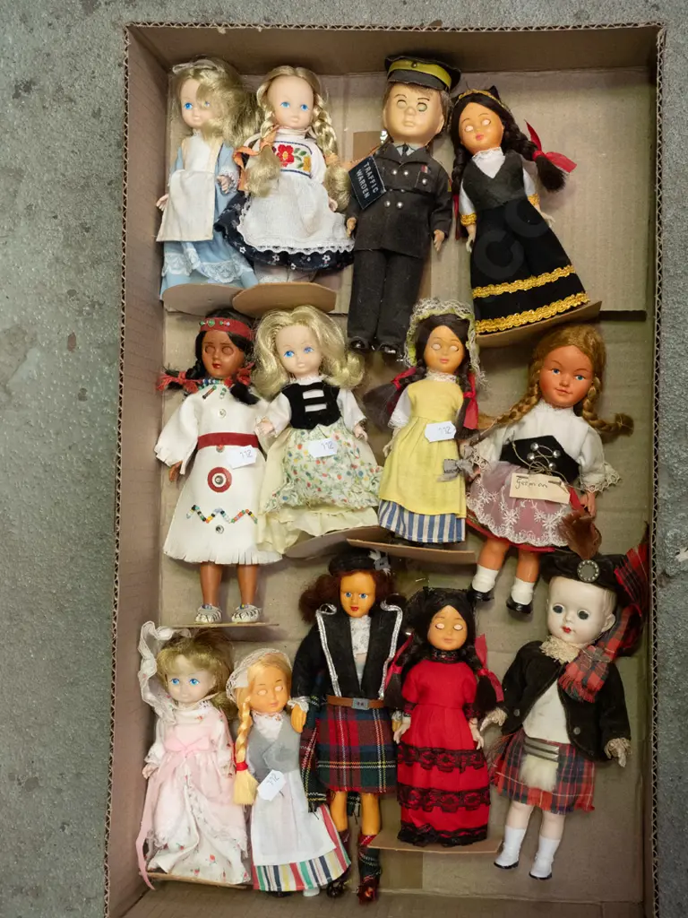box of dolls of the world Image 1++