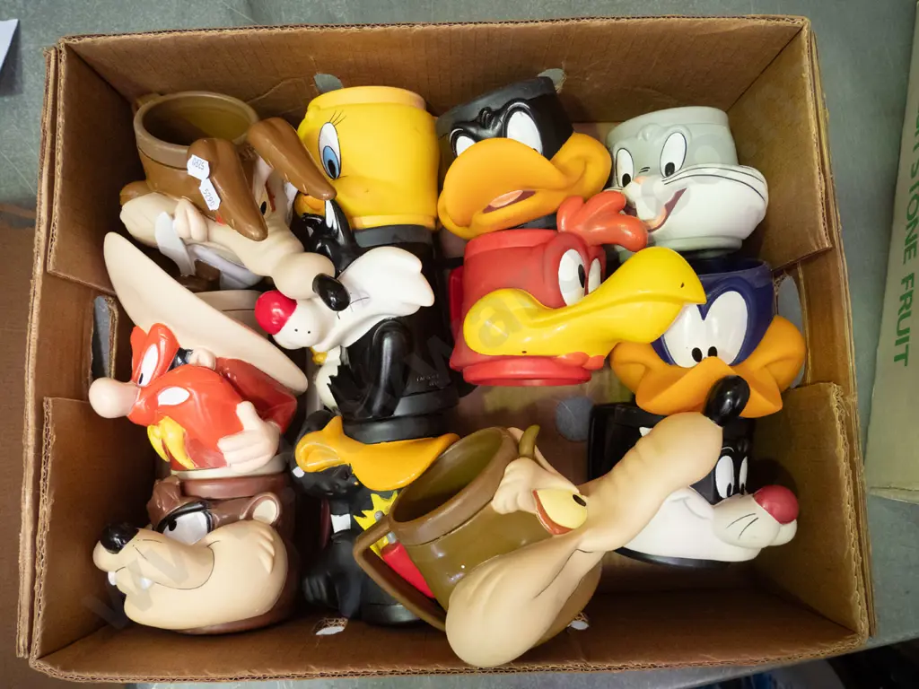 box; Looney Tunes plastic mugs Image 1++