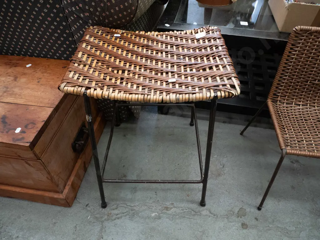 woven plastic stool Image 1++