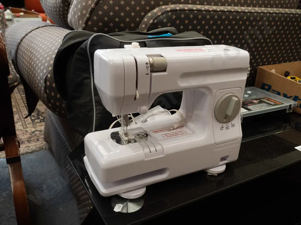 small sewing machine Image 1++