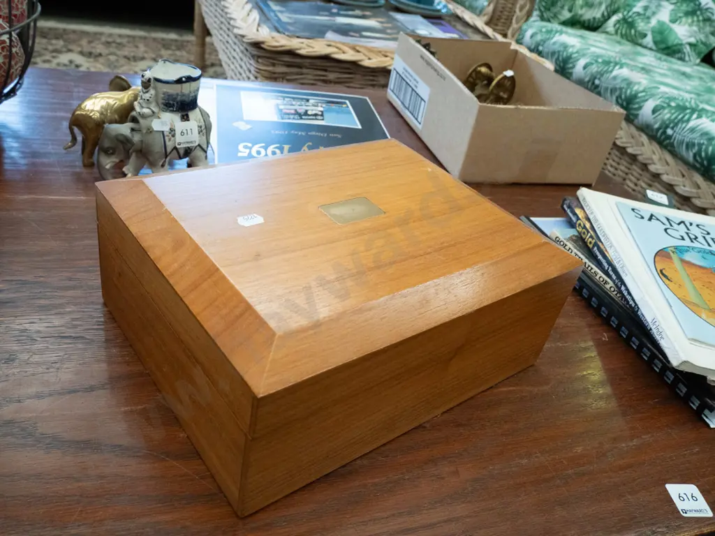 wooden box; wooden beads Image 1++
