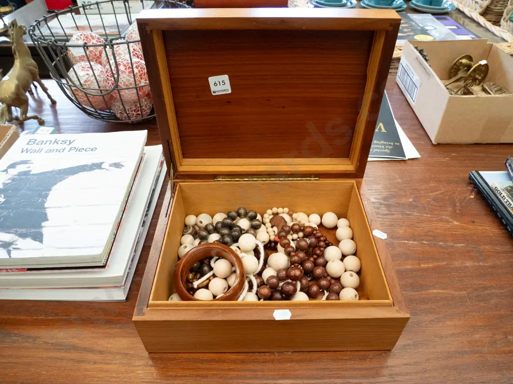 wooden box; wooden beads Image 1++