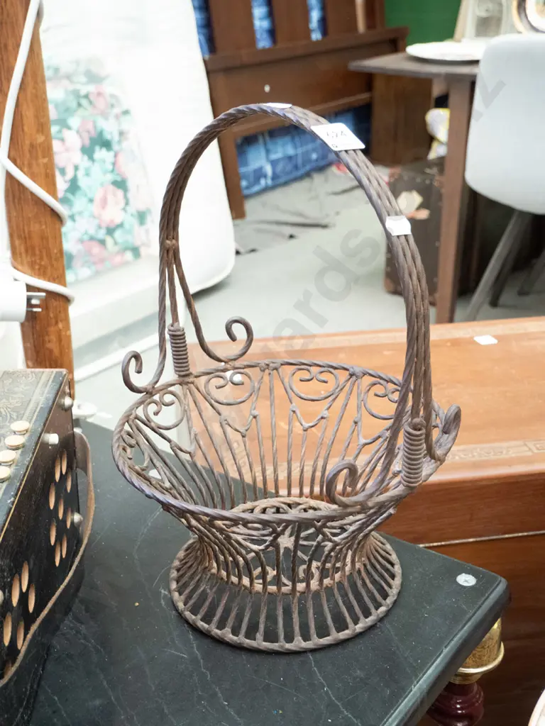 wrought metal fruit basket Image 1++