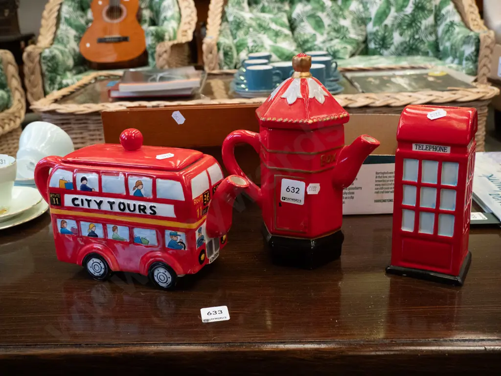 2x novelty teapots, money bank Image 1++
