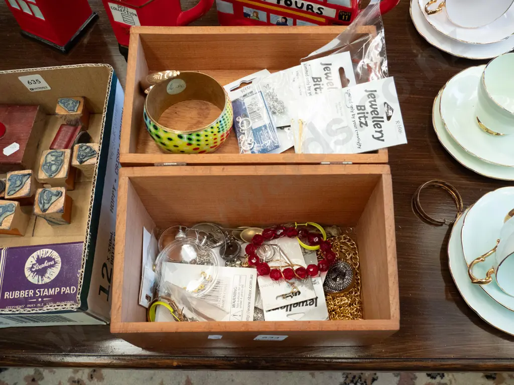 small wooden box; jewellery, clips etc Image 1++