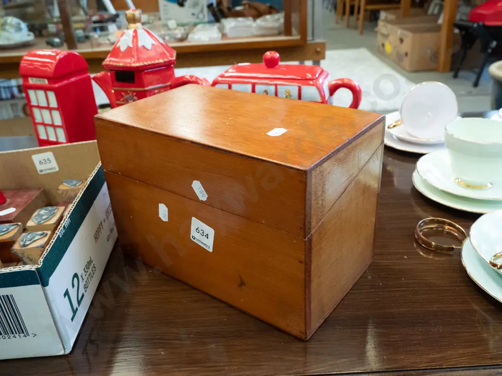 small wooden box; jewellery, clips etc Image 1++