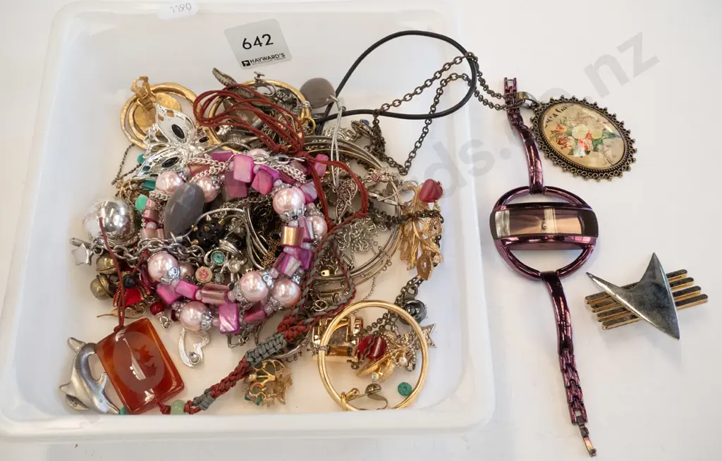 plastic tray of costume jewellery Image 1++