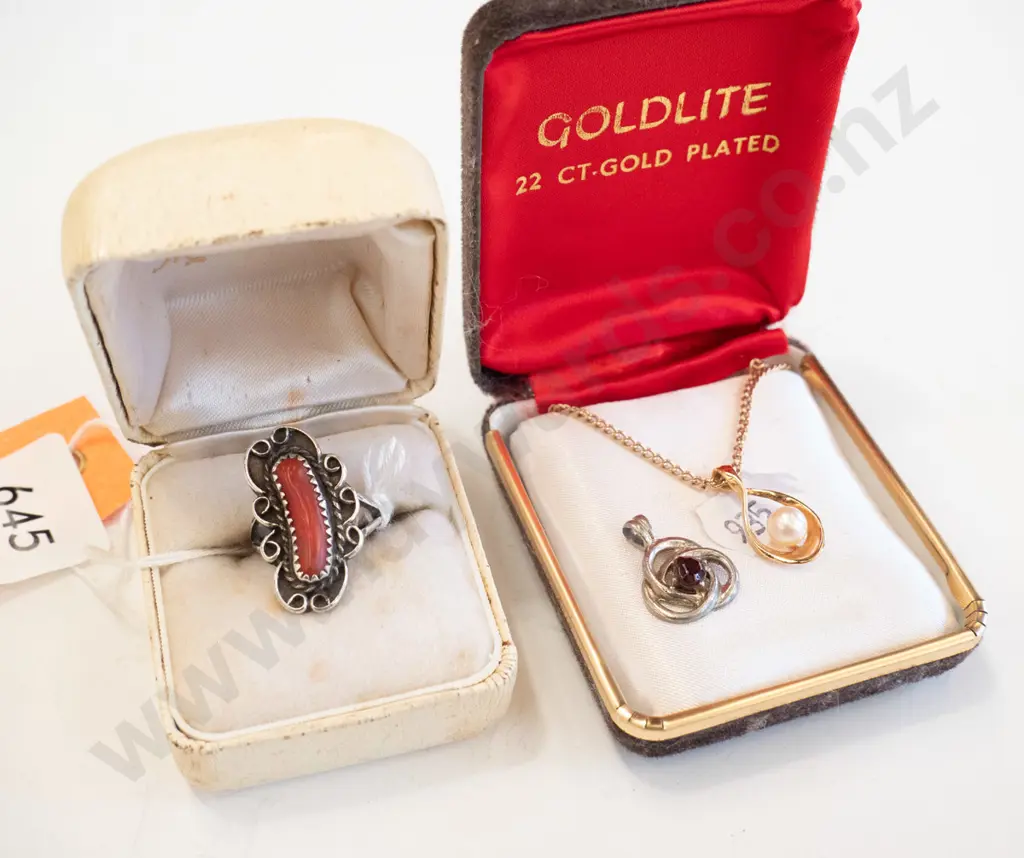 ring, necklace, 2x pendants Image 1++