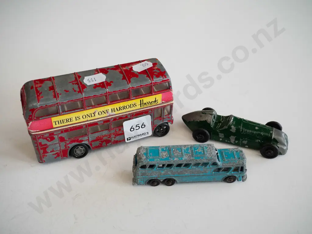 model buses and car Image 1++