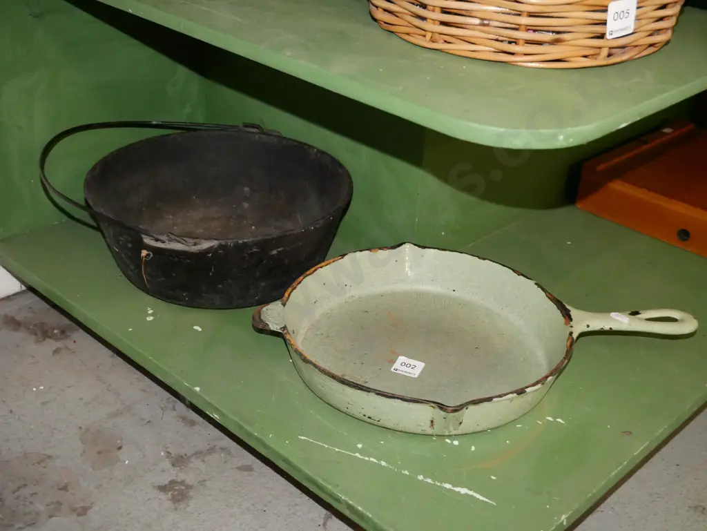 green speckled enamel frying pan, cast iron pot - some damage Image 1++