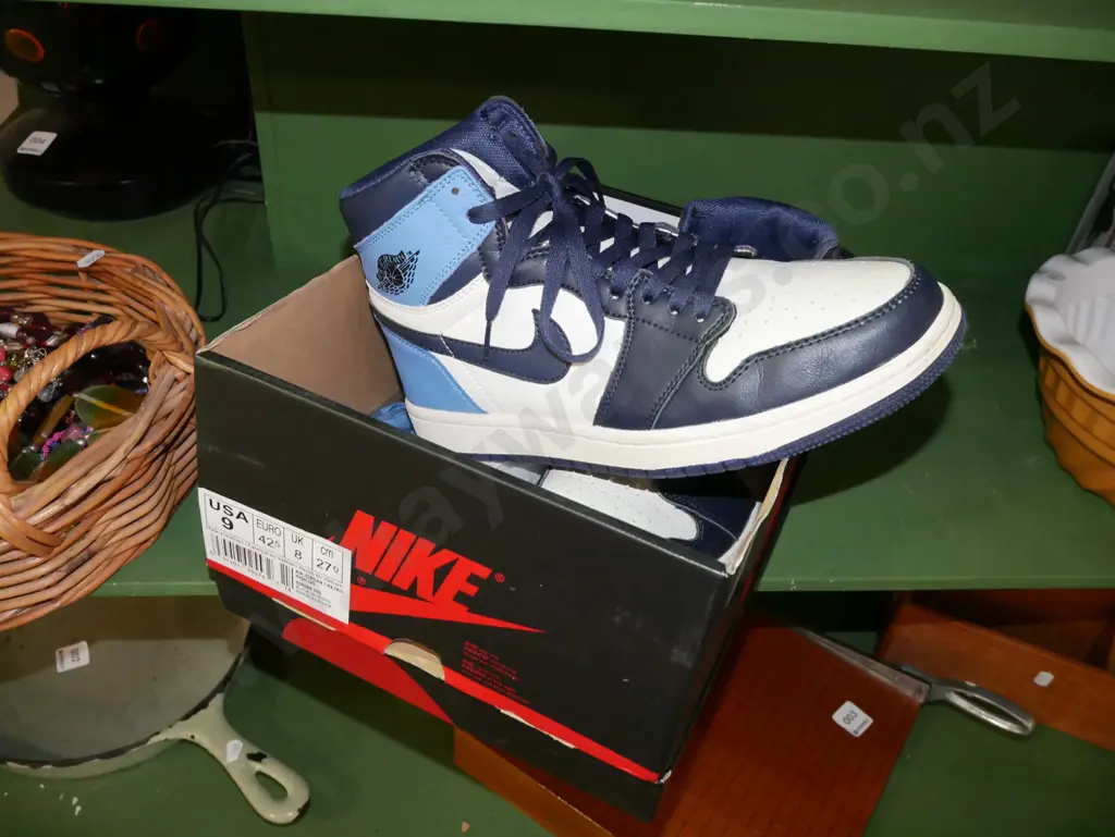 pair of as-new Nike US size 9 Air Jordans Image 1++
