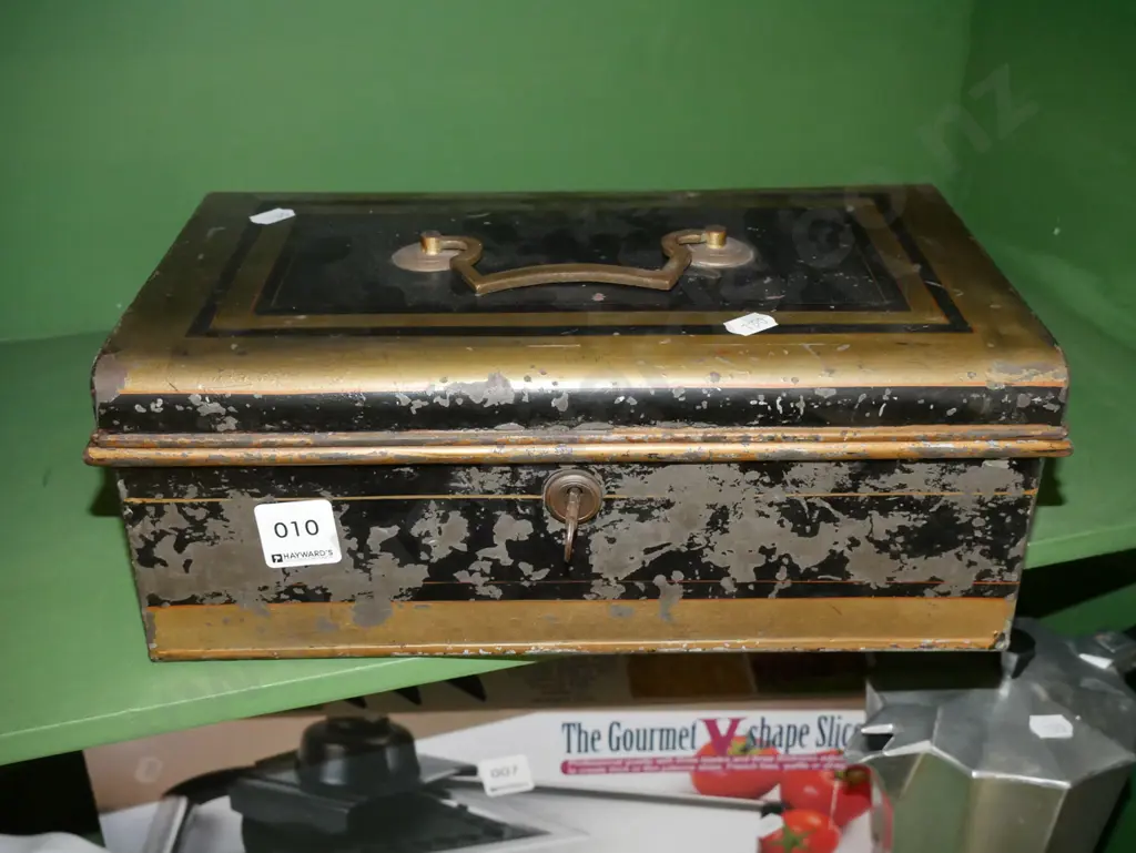 vintage cash box, key in office Image 1++