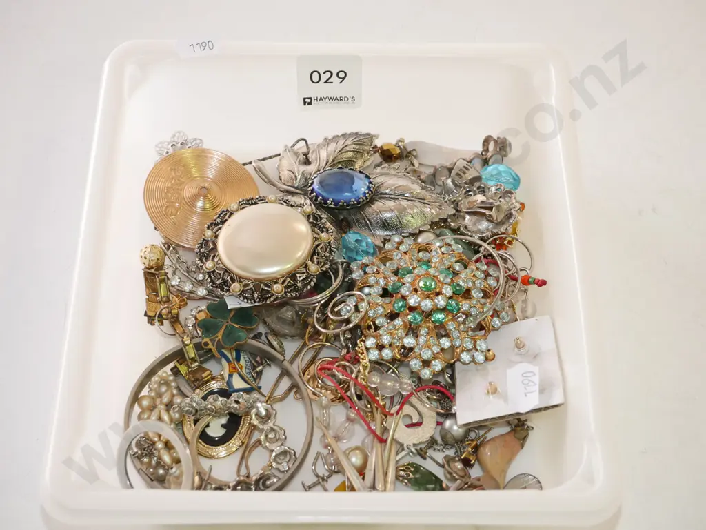 tray of costume jewellery Image 1++
