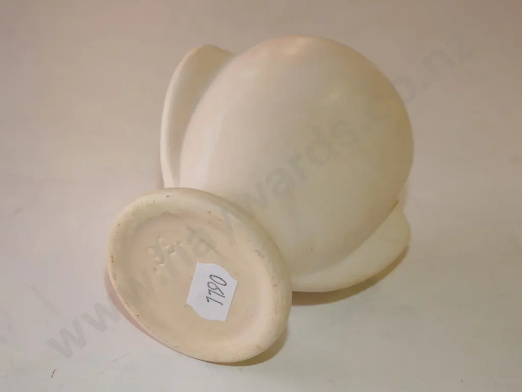 small Crown Lynn vase Image 1++