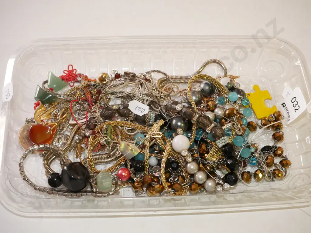 tray of costume jewellery Image 1++