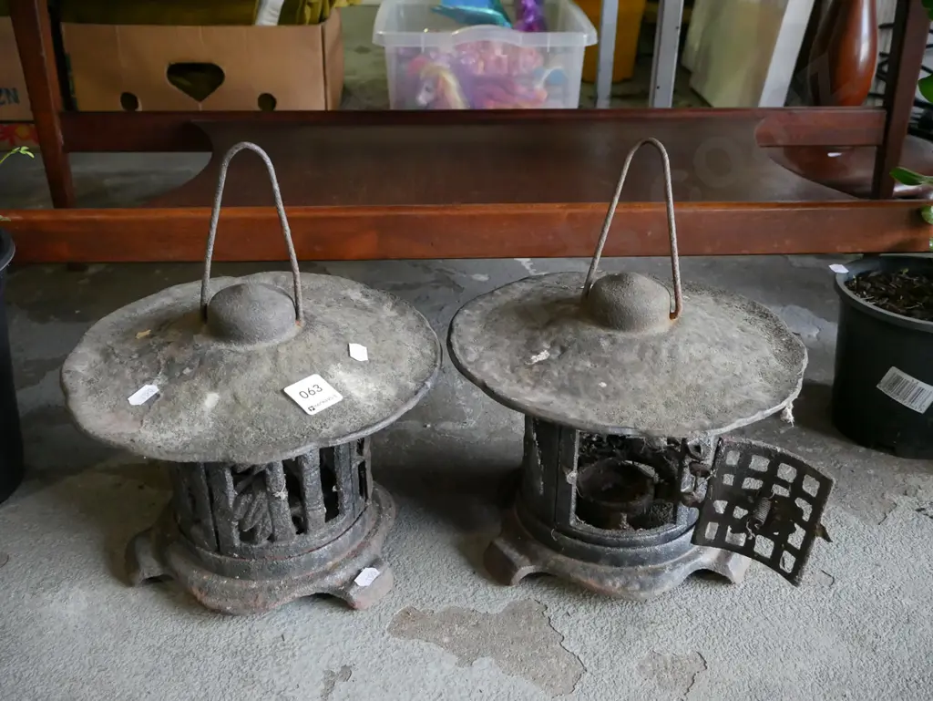 2x cast alloy Chinese lanterns Image 1++
