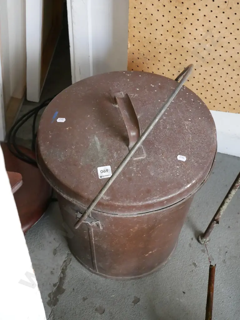 lidded ash can Image 1++