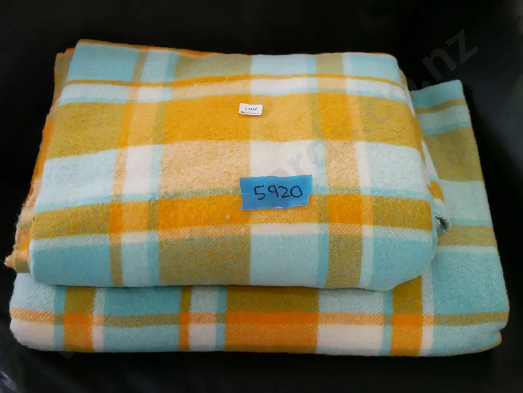 2x checked woollen blankets Image 1++
