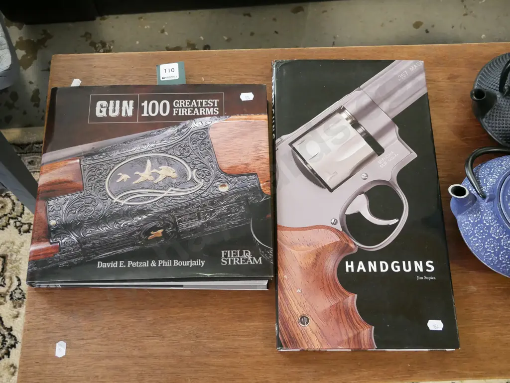 2x books on fire arms and hand guns Image 1++