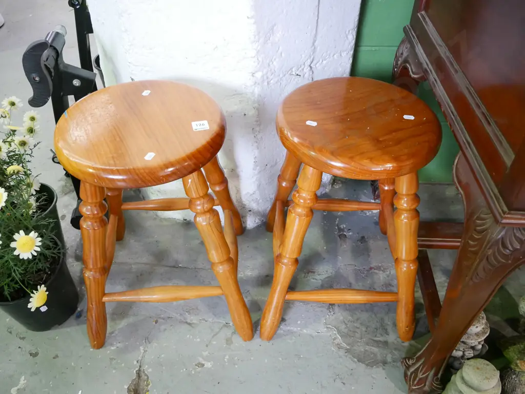 2x small pine stools Image 1++