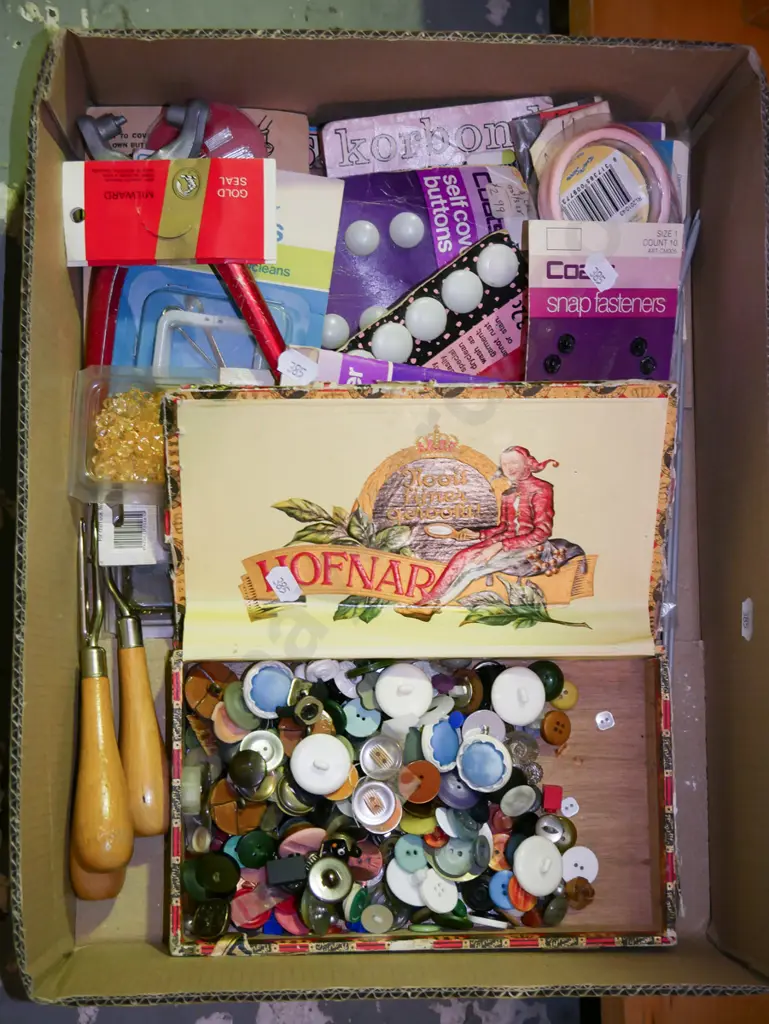 box; buttons & other sewing accessories Image 1++