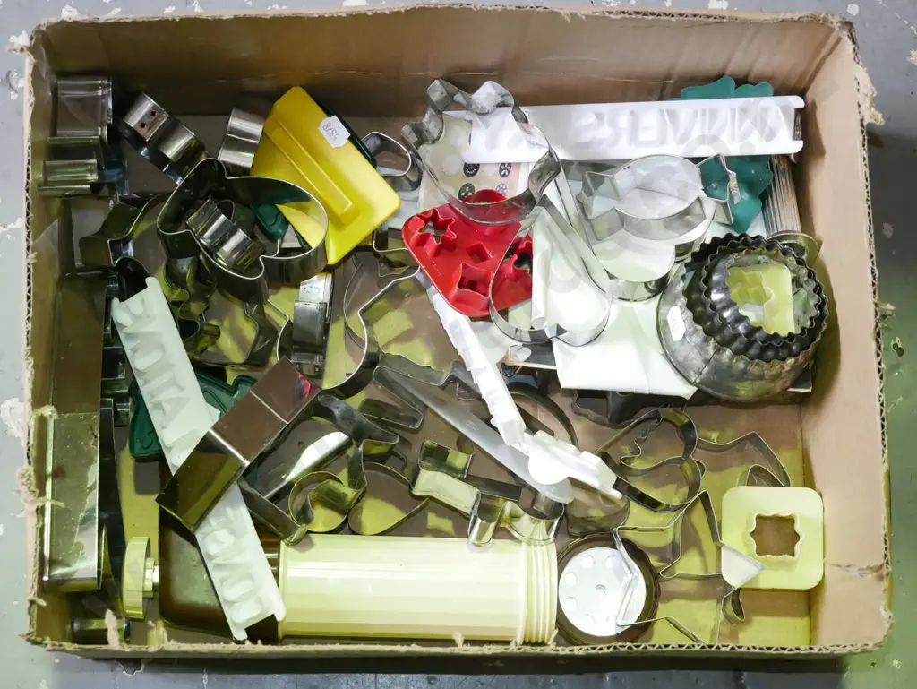 box; cookie cutters Image 1++