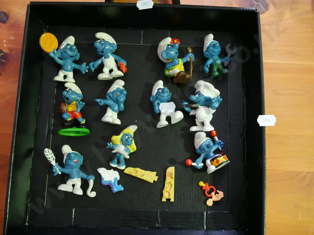 box of Smurfs Image 1++