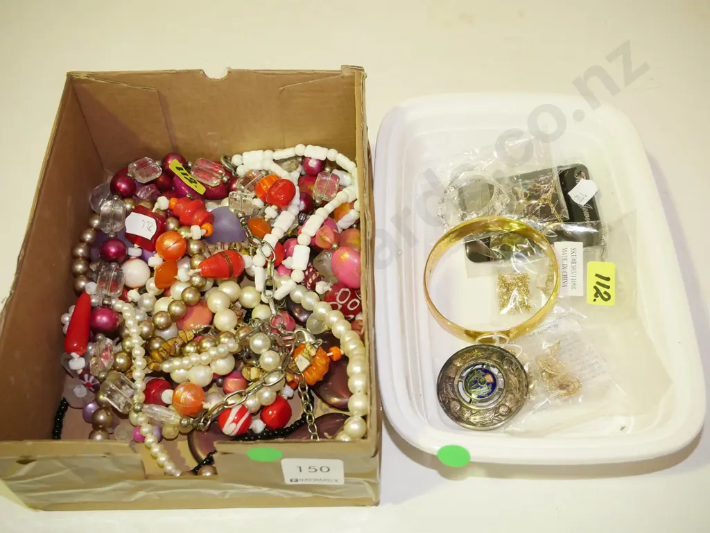 2 x plastic trays of costume jewellery (green dots) Image 1++
