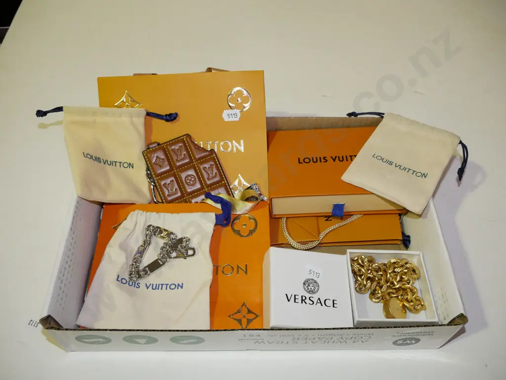 box of costume jewellery; bracelets, chain etc Image 1++