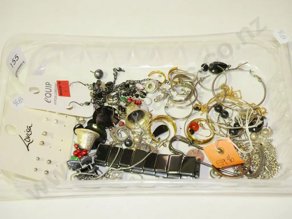 plastic tray of costume jewellery Image 1++