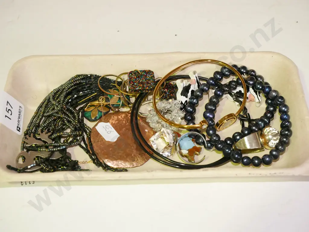 tray of costume jewellery Image 1++