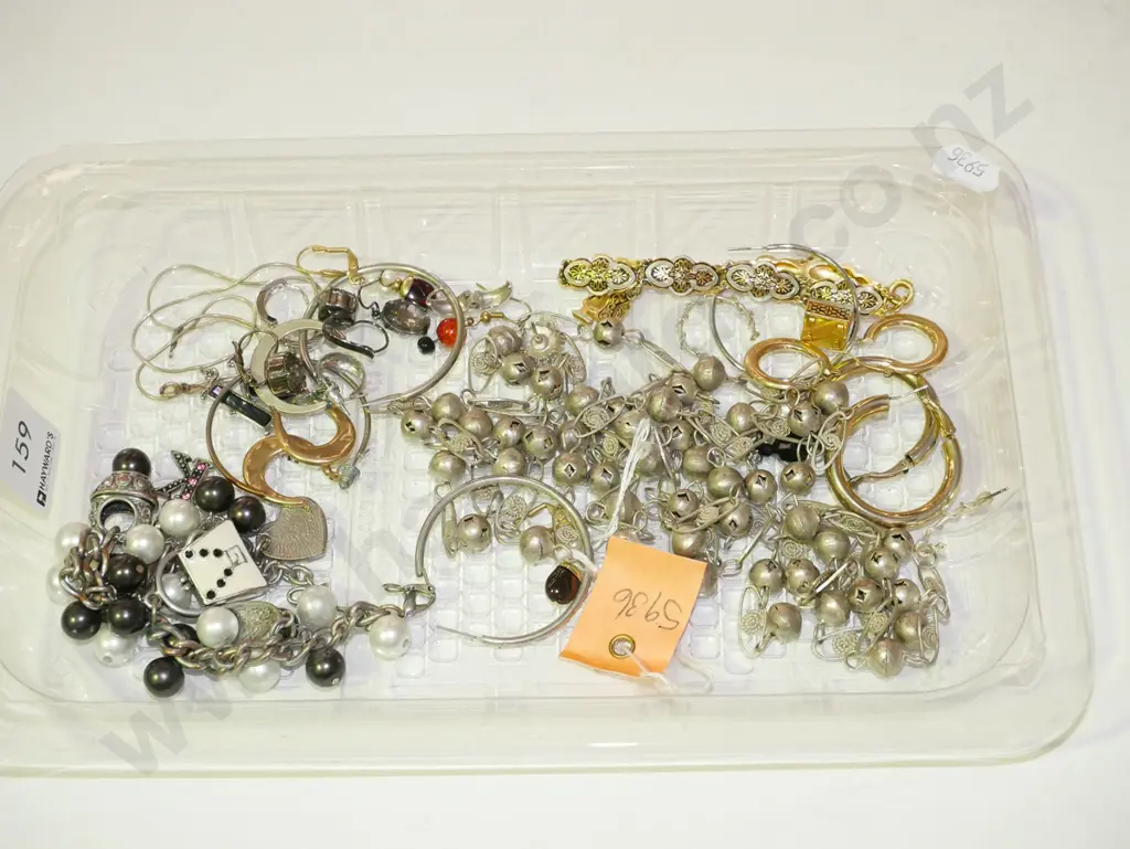 tray of costume jewellery Image 1++