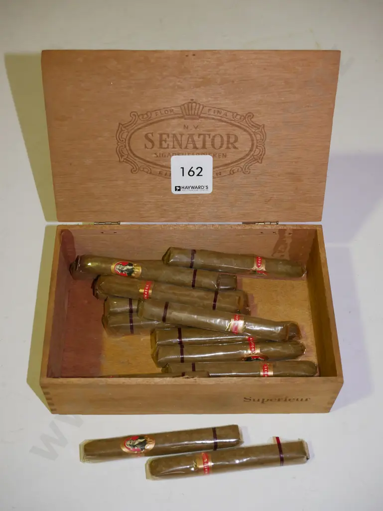 wooden box with some small cigars Image 1++