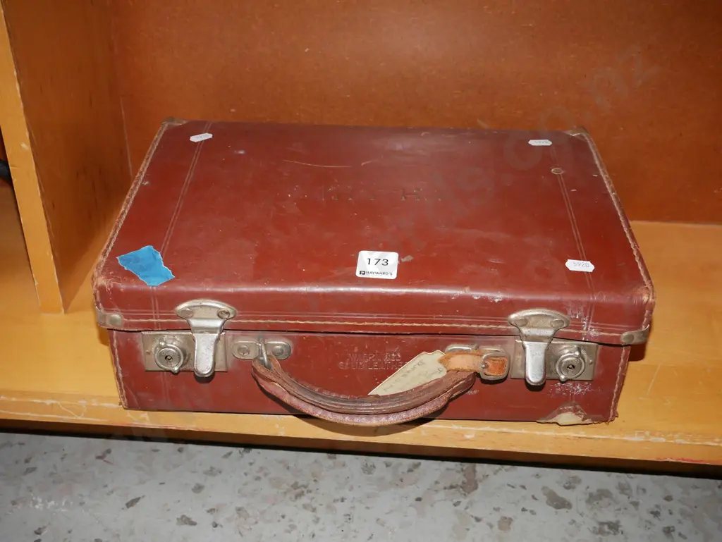 small vintage leather suitcase Image 1++