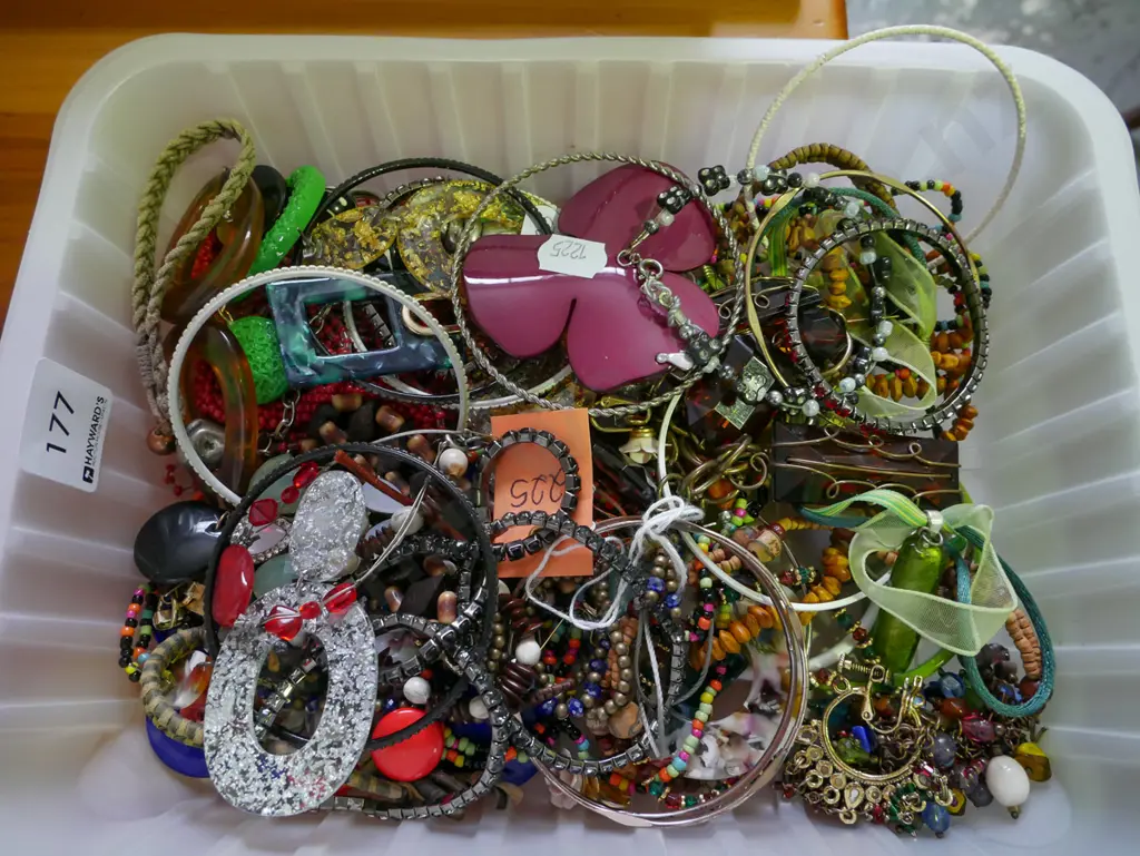 plastic tray of costume jewellery Image 1++