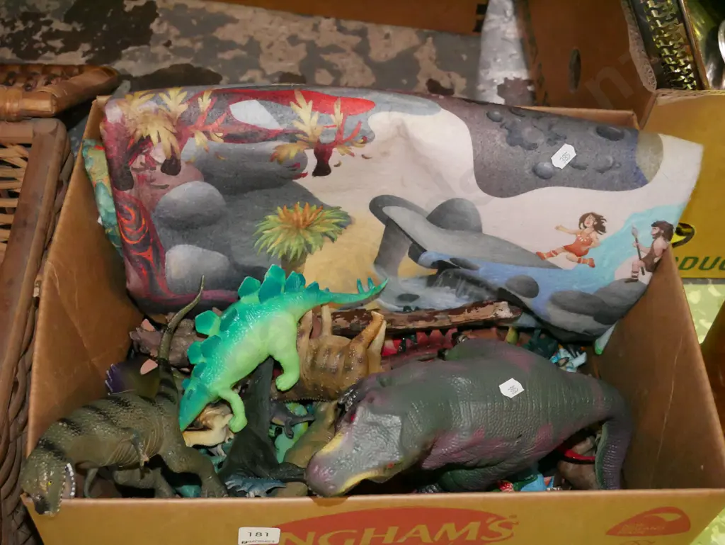 box; play mat, plastic dinosaurs Image 1++