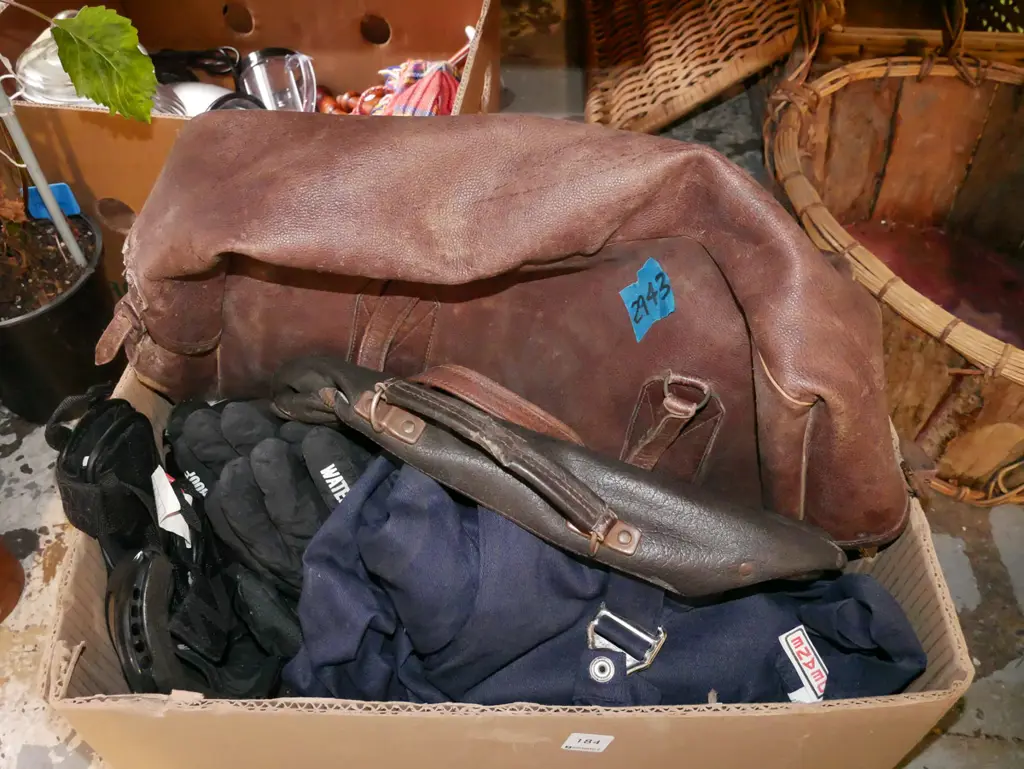 box; ski gloves, goggles, overalls, holdalls etc Image 1++