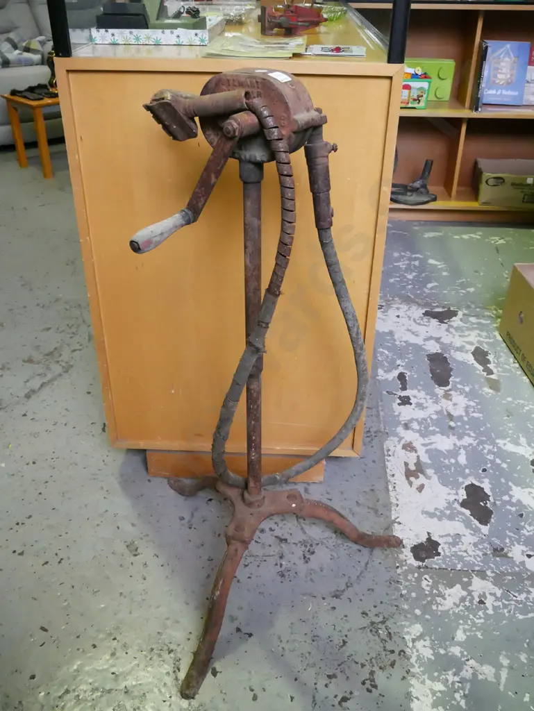 vintage rusty hand operated shearing stand Image 1++