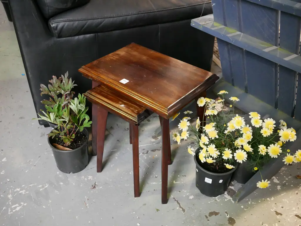 nest of 2 wooden tables Image 1++