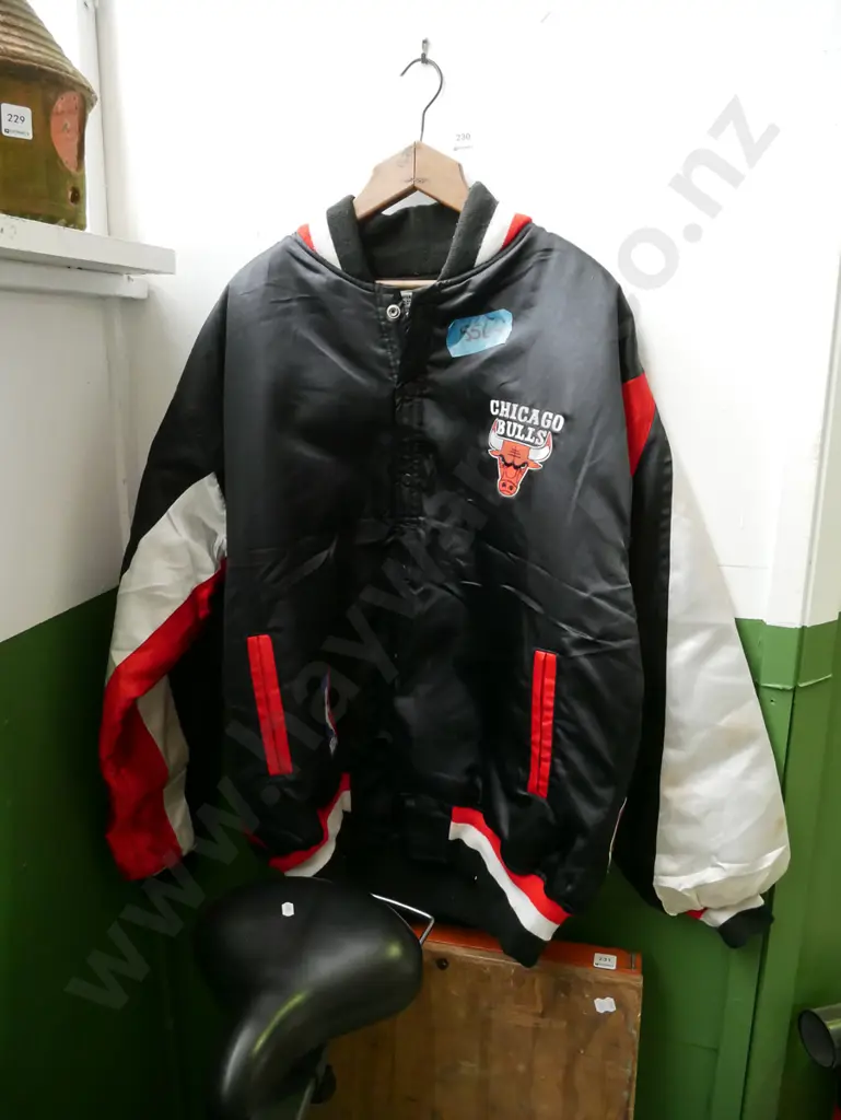 size XL Chicago Bulls jacket Image 1++