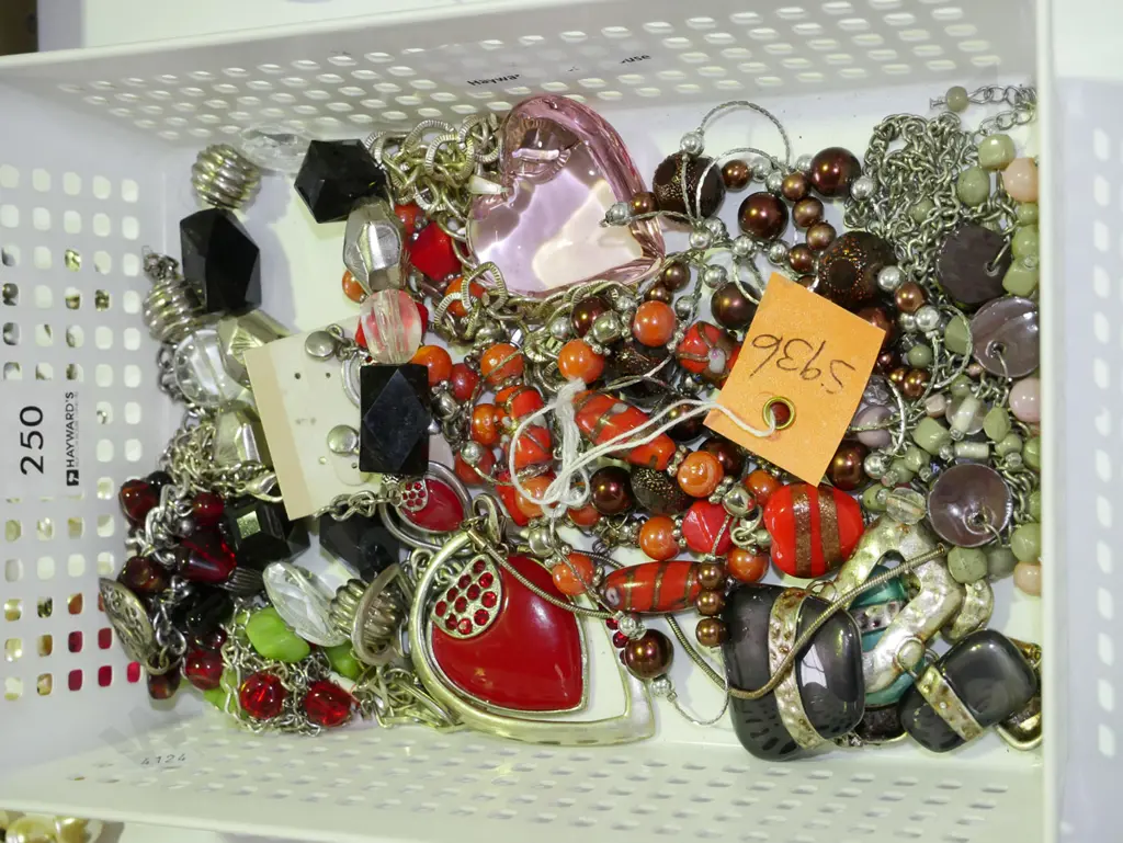 plastic tray of costume jewellery Image 1++