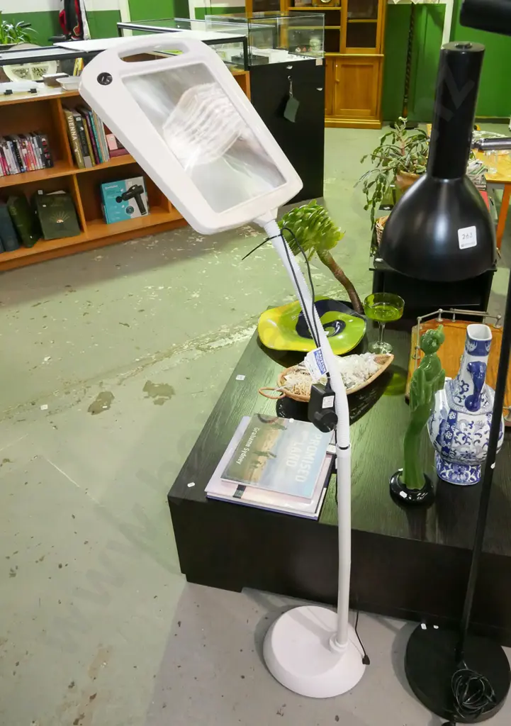 illuminated magnifying glass on stand Image 1++