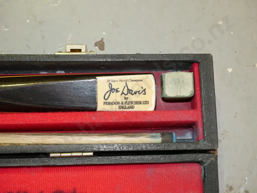 pool cue and carry case Image 1++