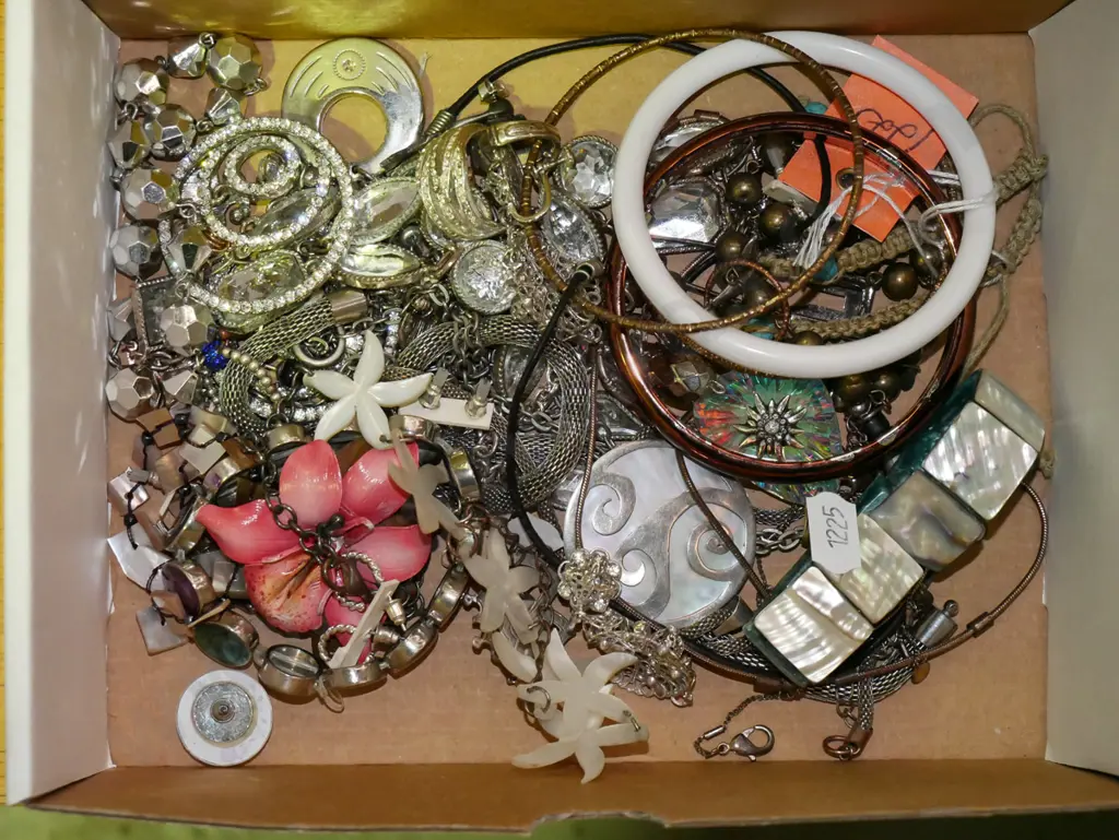 box of costume jewellery Image 1++