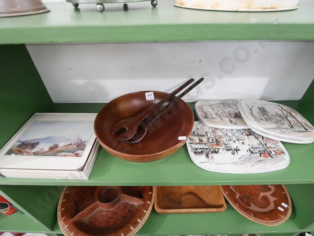 placemats, wooden bowl, salad servers Image 1++
