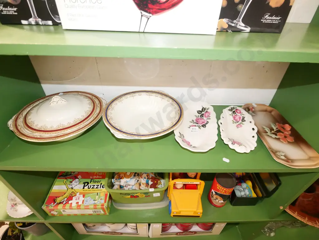 Meakin lidded vege, 2 bowls, sandwich tray Image 1++